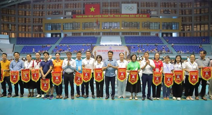 Ban tổ chức tặng Cờ lưu niệm cho các đoàn dự giải. 