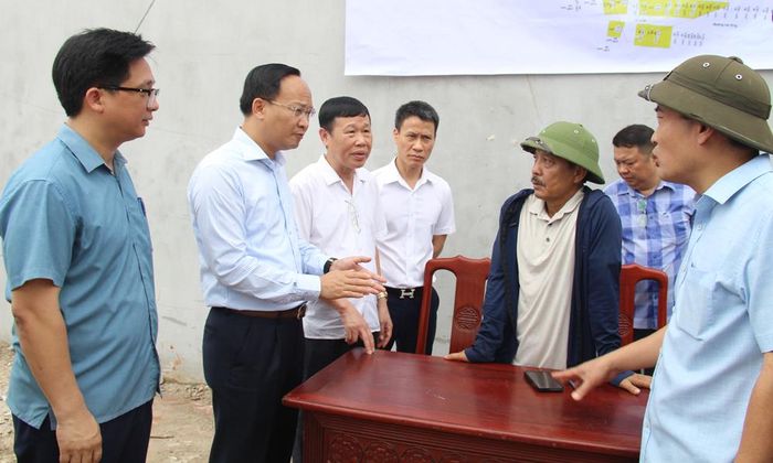  Đồng chí Phạm Văn Thịnh trao đổi với cán bộ xã và thôn Tử Nê các nội dung liên quan đến việc bảo đảm đời sống người dân. 