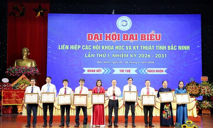  Đồng chí Mai Sơn trao thưởng cho các tập thể, cá nhân tiêu biểu. 