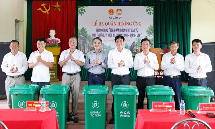  Đồng chí Vũ Minh Hiếu cùng các đồng chí lãnh đạo xã Cẩm Lý trao tặng thùng đựng rác thải sinh hoạt cho các thôn trên địa bàn xã. 