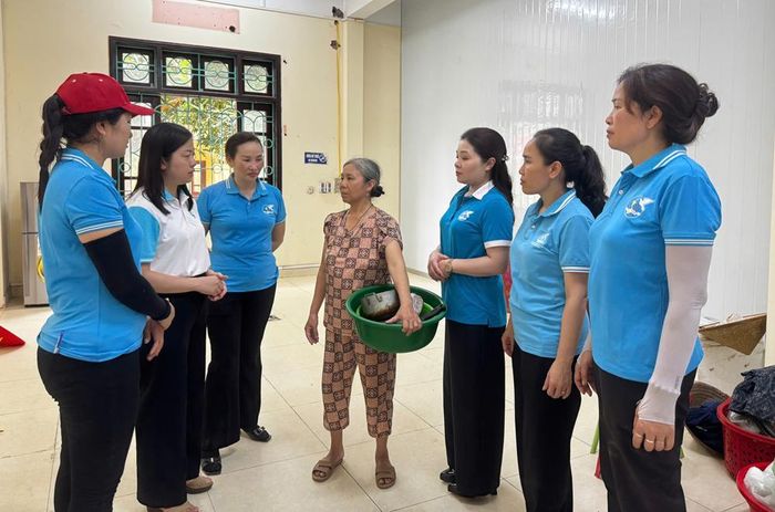  Lãnh đạo Hội Liên hiệp Phụ nữ tỉnh và xã Gia Bình chia sẻ, hỏi thăm người dân tại nơi ở mới. 