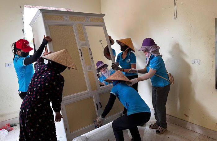  Hội viên phụ nữ thôn Ngô Thôn hỗ trợ các gia đình di chuyển đồ đạc đến nơi ở mới. 