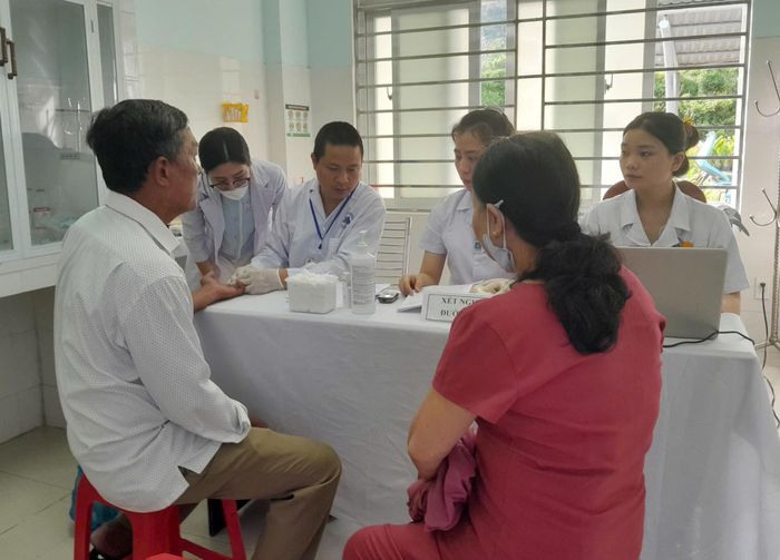 Người dân được y, bác sĩ kiểm tra đường máu. Ảnh: LÊ HÙNG