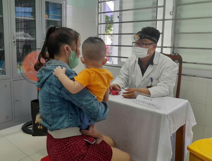 Bác sĩ khám sức khỏe cho trẻ em trên địa bàn phường Hòa Khánh. Ảnh: LÊ HÙNG
