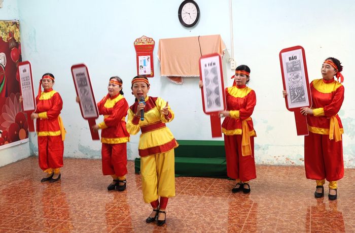 Câu lạc bộ Thái Phiên tổ chức nhiều hoạt động để hội viên được sống vui, sống khỏe. Trong ảnh: Câu lạc bộ ca, múa, nhạc tập luyện tại Câu lạc bộ Thái Phiên. Ảnh: NGỌC HÀ
