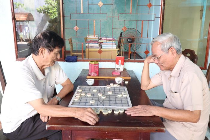 Những giờ phút thư giãn của hội viên Câu lạc bộ Thái Phiên. Ảnh: NGỌC HÀ