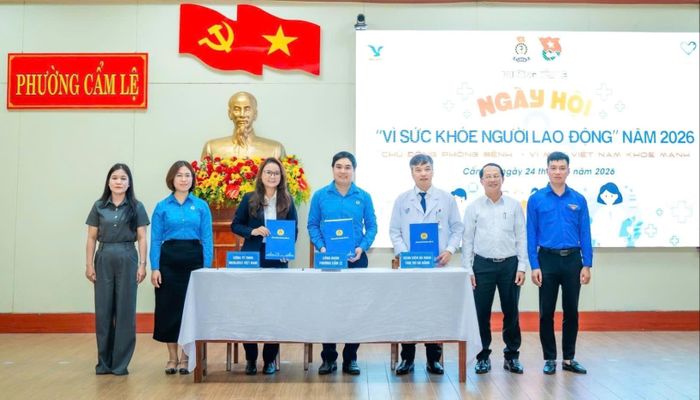 Công đoàn phường Cẩm Lệ ký kết chương trình phúc lợi đoàn viên với các đơn vị y tế nhằm mở rộng các hoạt động chăm sóc sức khỏe cho người lao động. Ảnh: LAM PHƯƠNG