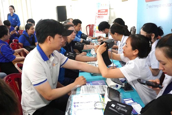 Người lao động được kiểm tra sức khỏe, tầm soát các bệnh lý miễn phí. Ảnh: LAM PHƯƠNG