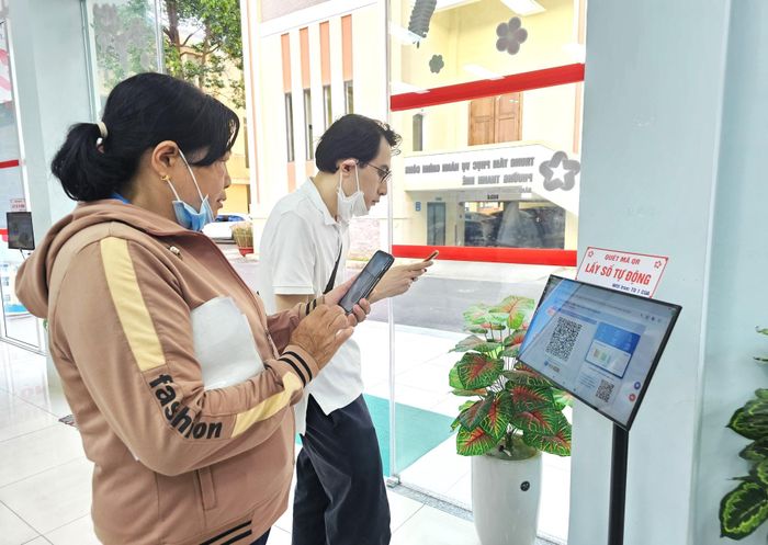 Thành phố đang đẩy mạnh ứng dụng chuyển đổi số trong cải cách hành chính nhằm nâng cao chất lượng phục vụ nhân dân. Ảnh: LAM PHƯƠNG