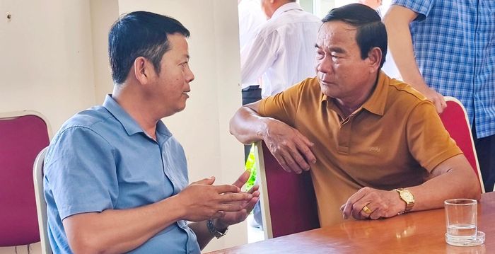 Đại diện Phòng Văn hóa - Xã hội xã Thăng An (bên trái) trao đổi với công dân để thấu hiểu và có phương án giải quyết nhu cầu, nguyện vọng chính đáng. Ảnh: LAM PHƯƠNG