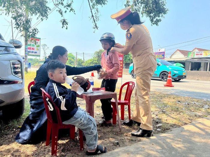 Cảnh sát giao thông duy trì ứng trực tuần tra, sẵn sàng hỗ trợ cho người dân giữa tiết trời nắng nóng. Ảnh: P.GIANG