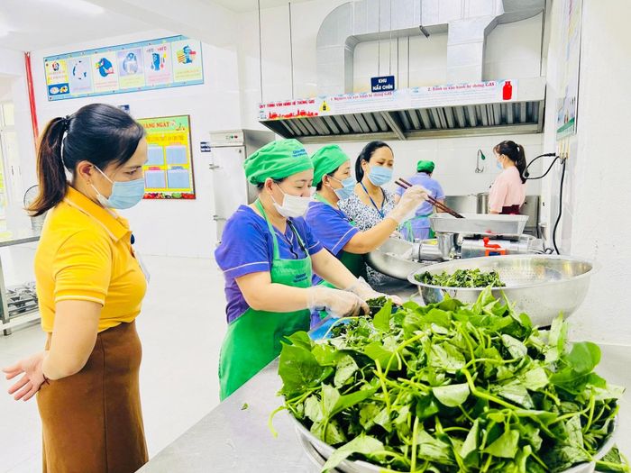 Lãnh đạo phường Sơn Trà kiểm tra nguồn gốc thực phẩm và điều kiện chế biến tại bếp ăn trường học trên địa bàn. Ảnh: KHÁNH HUYỀN