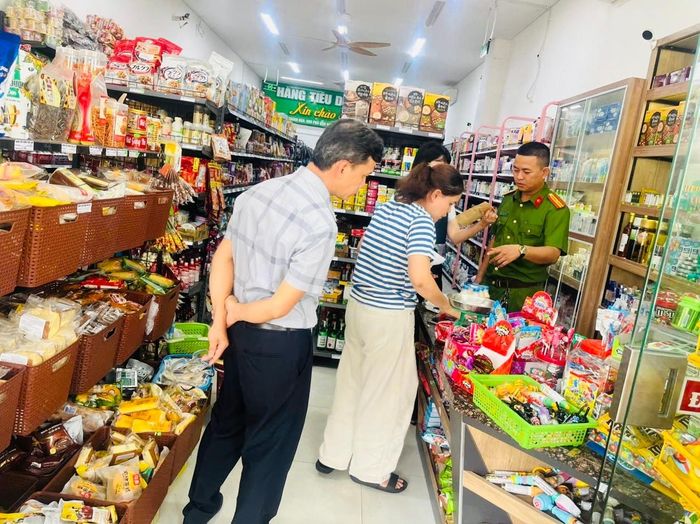 Lãnh đạo xã Nam Phước kiểm tra các cơ sở kinh doanh trên địa bàn. Ảnh: KHÁNH HUYỀN