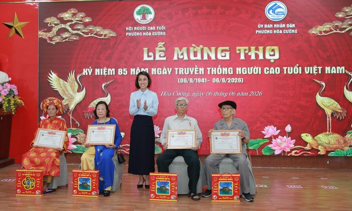 Đại diện lãnh đạo phường Hòa Cường chúc thọ các cụ tròn 90 tuổi. Ảnh: ĐẮC MẠNH