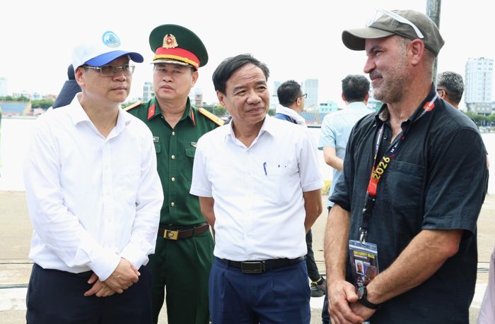 Ông Arnaud Fouriau, Đội trưởng đội Lux Factory POK 2.0 (Pháp, bìa phải) chia sẻ về ấn tượng đối với Đà Nẵng khi tham gia DIFF. Ảnh: NGỌC HÀ