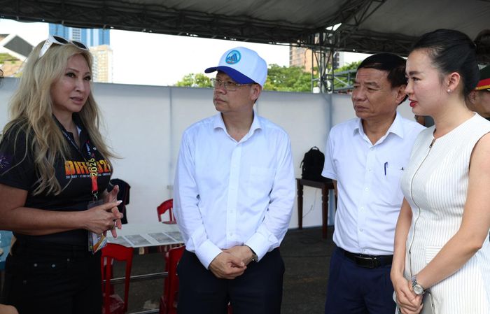 Bà Nadia Shakira Wong, Giám đốc điều hành Công ty Tư vấn tổ chức pháo hoa Global 2000 (bìa trái) báo cáo tổng quan về các đội thi DIFF 2026. Ảnh: NGỌC HÀ