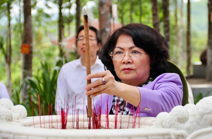Nguyên Phó Chủ tịch nước Đặng Thị Ngọc Thịnh dâng hương tưởng niệm các anh hùng liệt sĩ. Ảnh: ALĂNG NGƯỚC
