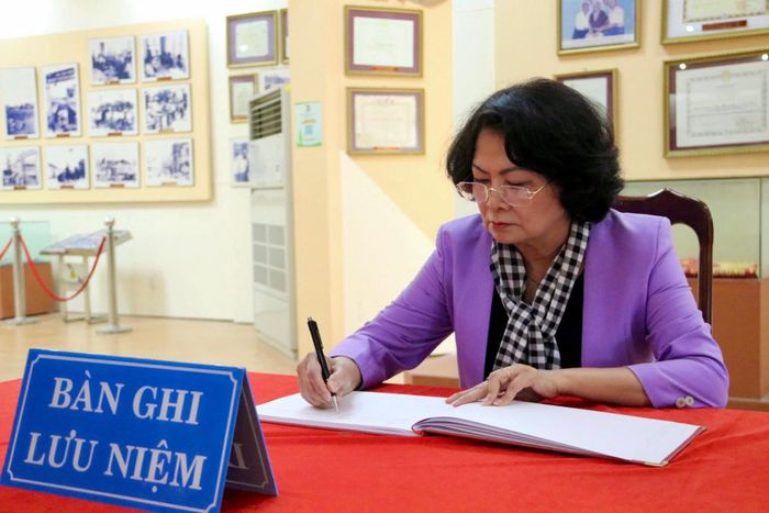 Nguyên Phó Chủ tịch nước Đặng Thị Ngọc Thịnh viết sổ lưu bút tri ân các anh hùng liệt sĩ tại Nhà truyền thống An ninh Khu 5. Ảnh: ALĂNG NGƯỚC