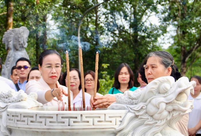 Chủ tịch Hội Bảo vệ quyền trẻ em Việt Nam Nguyễn Thị Thanh Hòa (phải) và Phó Chủ tịch UBND thành phố Đà Nẵng Nguyễn Thị Anh Thi (trái) dâng hương. Ảnh: ALĂNG NGƯỚC