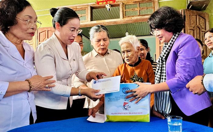 Phó Chủ tịch UBND thành phố Nguyễn Thị Anh Thi (thứ 2 bên trái sang) tặng quà tri ân Mẹ Việt Nam anh hùng Nguyễn Thị Nghĩa. Ảnh: ĐĂNG NGUYÊN