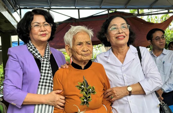 Nguyên Phó Chủ tịch nước Đặng Thị Ngọc Thịnh (bên trái) cùng Mẹ Việt Nam anh hùng Nguyễn Thị Nghĩa. Ảnh: ĐĂNG NGUYÊN