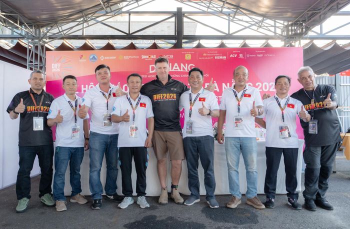 Ông Nguyễn Nhật Vũ (thứ 4, bên phải qua) và các thành viên của đội chụp ảnh cùng Ban tổ chức DIFF 2026. Ảnh: ĐVCC