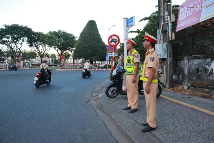 Cảnh sát giao thông có mặt từ sớm, bảo đảm lễ hội diễn ra an toàn. Ảnh: KHÁNH NGÂN