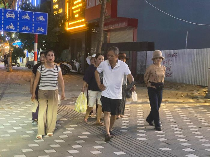 Đông đảo du khách đang đổ về bờ sông Hàn. Ảnh: VĨNH LỘC