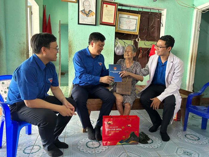Thăm, tặng quà Mẹ Việt Nam anh hùng tại xã Duy Xuyên. Ảnh: THU HƯƠNG