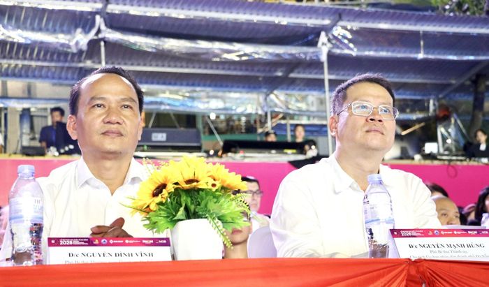 Phó Bí thư Thường trực Thành ủy Nguyễn Đình Vĩnh (bìa trái) và Phó Bí thư Thành ủy, Chủ tịch UBND thành phố Nguyễn Mạnh Hùng tham dự đêm thứ 2 DIFF 2026.