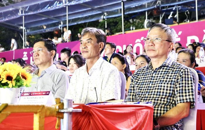 Phó Bí thư Thành ủy, Chủ tịch HĐND thành phố Nguyễn Đức Dũng (bìa phải) tham dự đêm thứ 2 DIFF 2026.