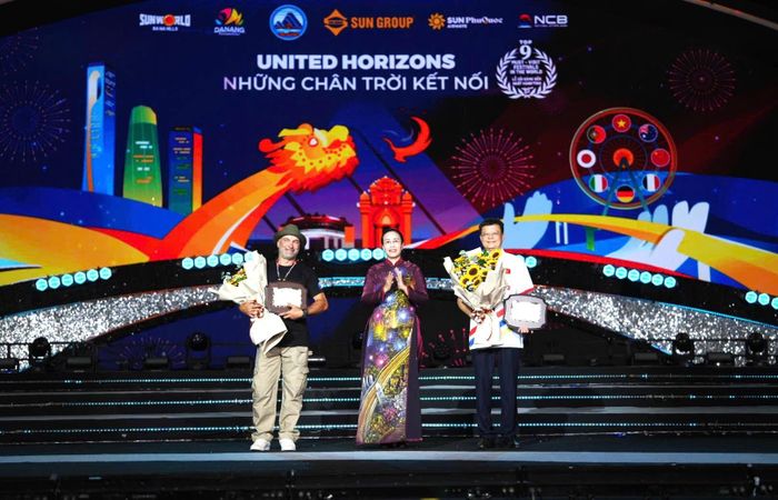 Phó Chủ tịch UBND thành phố Đà Nẵng, Trưởng Ban tổ chức Lễ hội pháo hoa quốc tế Đà Nẵng 2026 Nguyễn Thị Anh Thi (giữa) trao kỷ niệm chương cho hai đội.