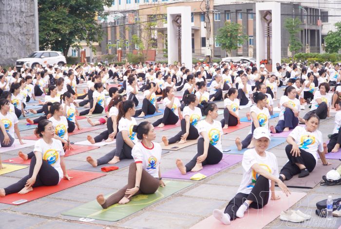 Màn đồng diễn Yoga của các hội viên tại chương trình.