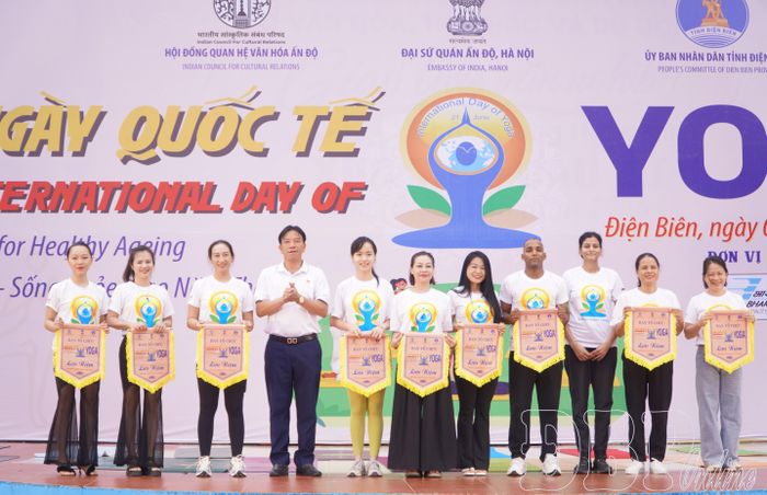 Đại diện lãnh đạo Sở Văn hóa, Thể thao và Du lịch và Trung tâm Văn hóa Swami Vivekanada, Đại sứ quán Ấn Độ tại Việt Nam trao cờ lưu niệm cho các đơn vị tham gia.