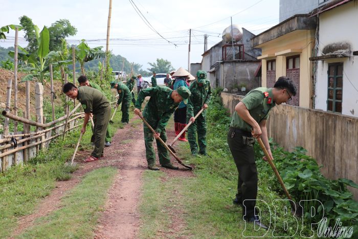 Lực lượng vũ trang xã Thanh Yên ra quân dọn dẹp vệ sinh môi trường hưởng ứng phong trào “Toàn dân chung tay bảo vệ môi trường, vì một Việt Nam xanh - sạch - đẹp”.