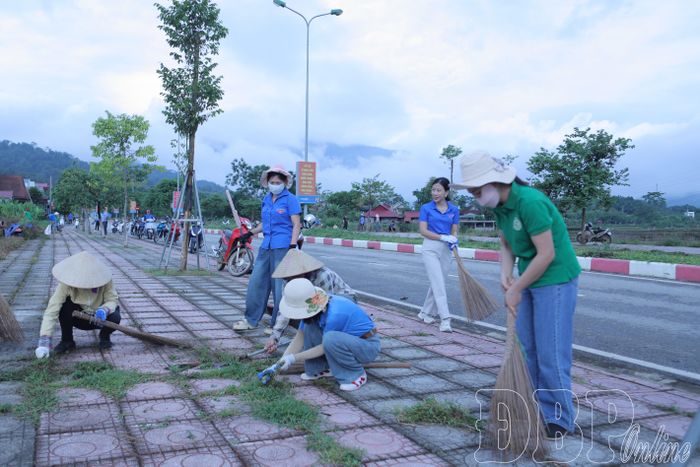 Đoàn viên, hội viên và Nhân dân tham gia dọn vệ sinh, dọn cỏ vỉa hè tuyến đường 27m