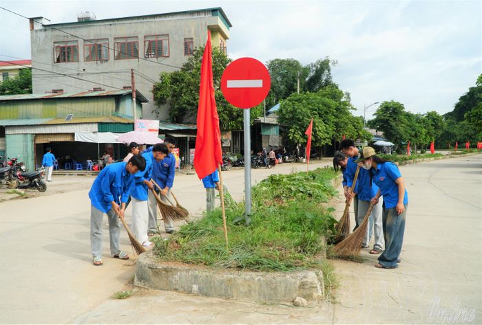 ĐVTN quét dọn, vệ sinh môi trường tuyến đường trung tâm xã. 