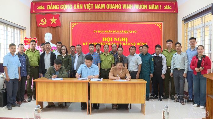 Chị Hà Thị Thu (thứ 5 từ trái sang - hàng trên) chứng kiến ký cam kết quản lý, bảo vệ rừng giữa UBND xã Quài Tở và các trưởng bản trên địa bàn.