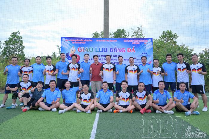 Kết thúc trận đấu, hai đội hòa nhau trong niềm vui chung của các cầu thủ và khán giả.