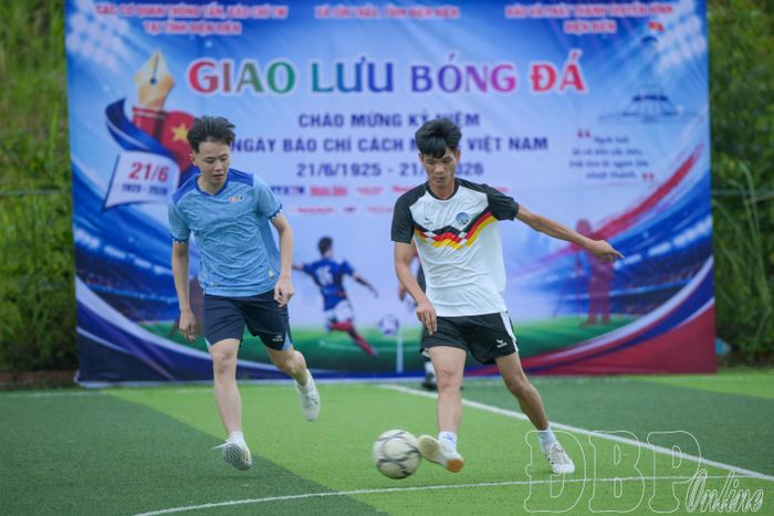 Thế trận diễn ra cân bằng với màn bám đuổi tỉ số quyết liệt.