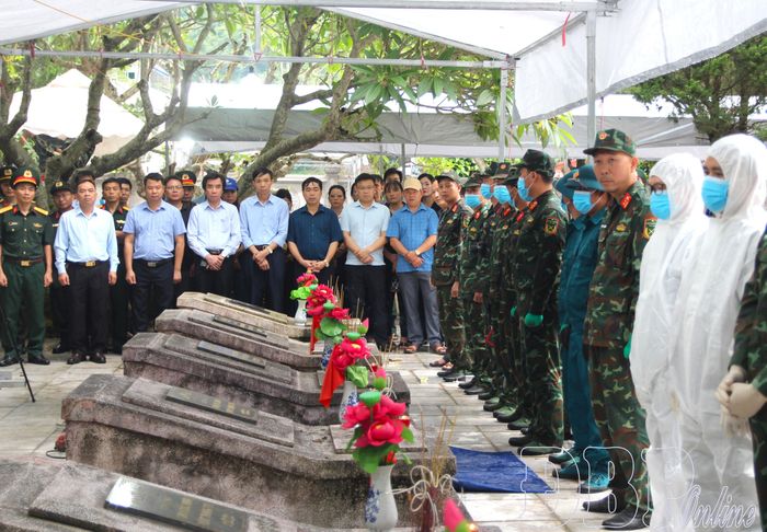Đại biểu chứng kiến quy trình lấy mẫu, bàn giao và số hóa thông tin hài cốt liệt sĩ.