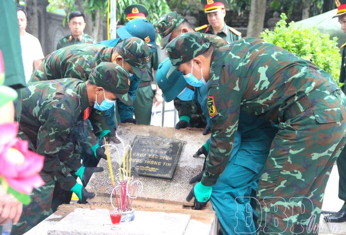 Tiến hành quy trình khai quật mộ liệt sĩ.