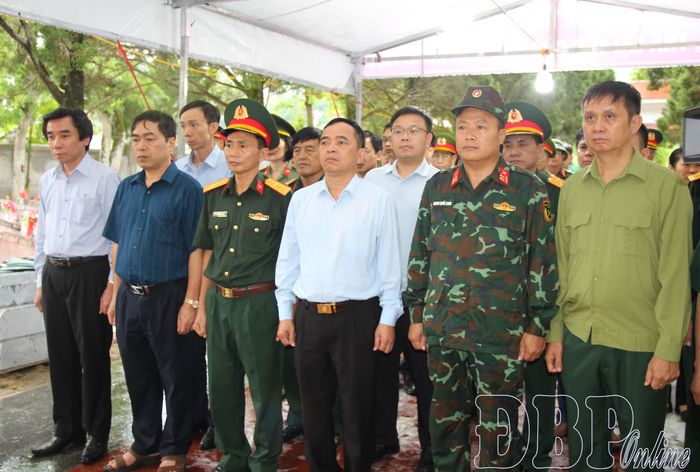 Đại biểu tham dự buổi lễ.
