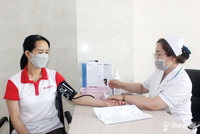 Kiểm soát huyết áp là một trong những biện pháp để phòng ngừa bệnh tim mạch.