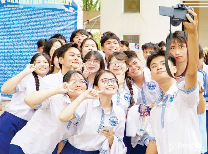 Học sinh Trường THPT Nam Hà lưu lại khoảnh khắc bên nhau.