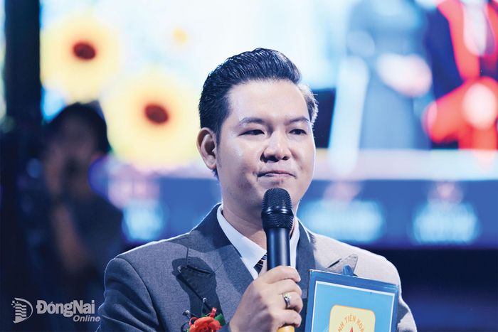 Thầy Nguyễn Trần Xuân, giáo viên Trường TH-THCS-THPT Đinh Tiên Hoàng xúc động căn dặn học sinh lớp 12 về sự tự tin, bản lĩnh và tử tế khi bước vào hành trình mới.
