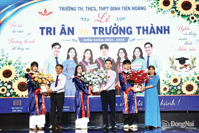 Các em học sinh Trường TH-THCS-THPT Đinh Tiên Hoàng (phường Tam Hiệp) tri ân thầy, cô.