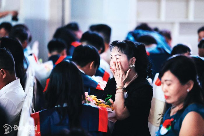 Chị Dương Thúy Kiều (ở phường Tam Hiệp) hạnh phúc thấy con trưởng thành sau 12 năm đèn sách.
