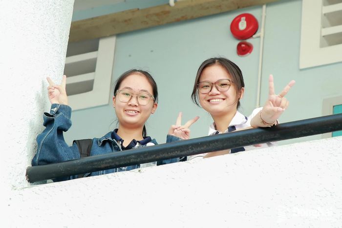 Học sinh Trường THPT Nguyễn Hữu Cảnh (phường Long Hưng) tự tin chia tay tuổi học trò, bước vào chặng đường mới.