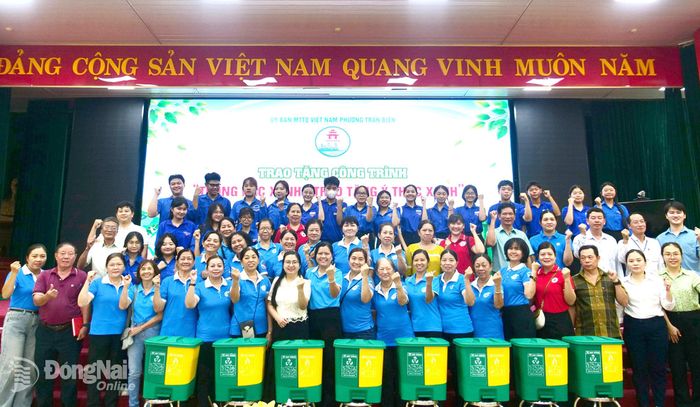 Cán bộ, nhân dân phường Trấn Biên bày tỏ quyết tâm chung tay bảo vệ môi trường. Ảnh: Hạnh Dung
